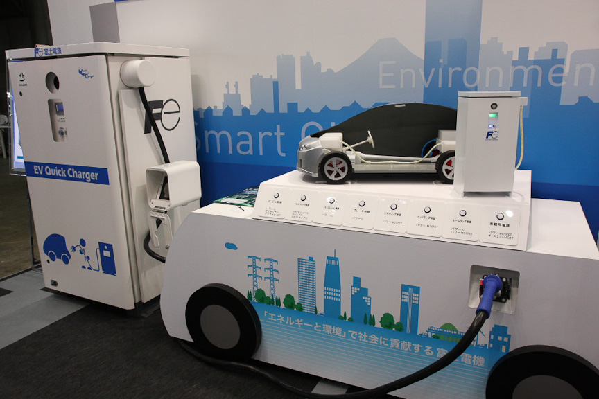 富士電機の急速充電器は25kWと50kWの2タイプをラインアップ。50kWタイプは30分の充電で80％の充電が可能。今秋リリース予定で価格は50kWモデルが約200万円
