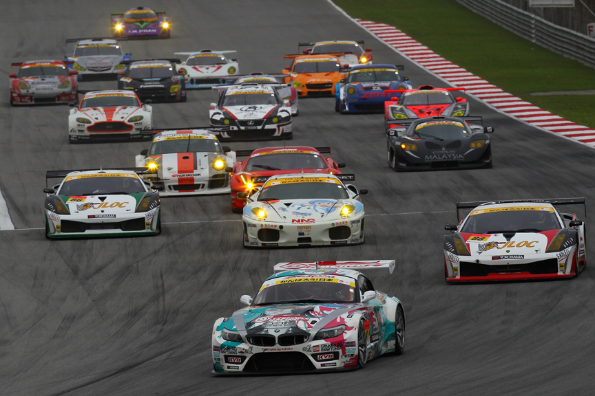 4号車はトップをキープして1コーナーに侵入（Photo：Burner Images）