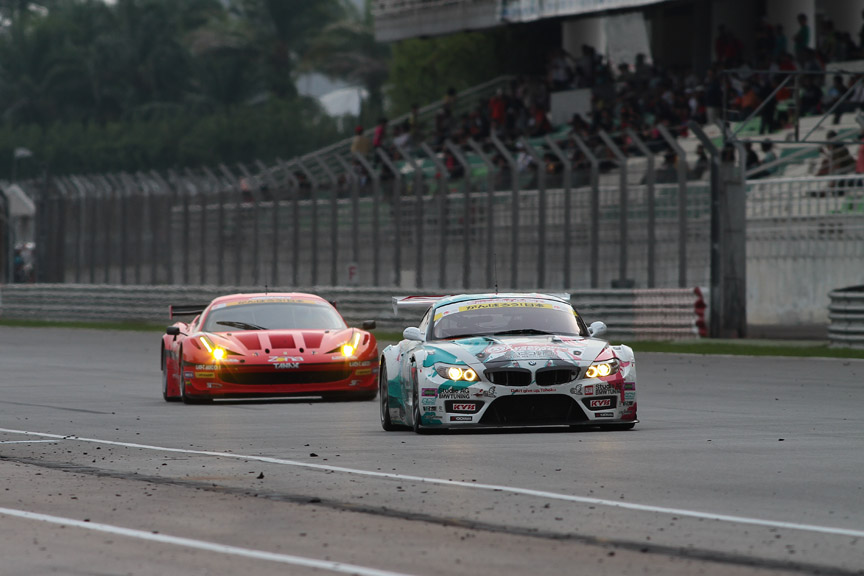 最後のバックストレートで差を広げる番場選手