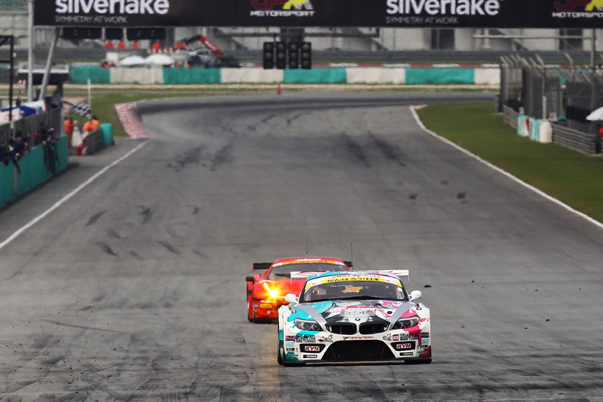 そのまま逃げ切りトップでチェッカーを受けた（Photo：Burner Images）