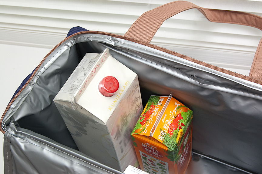 内部はシルバーのビニール素材。2Lと1Lの紙パックを入れたところ