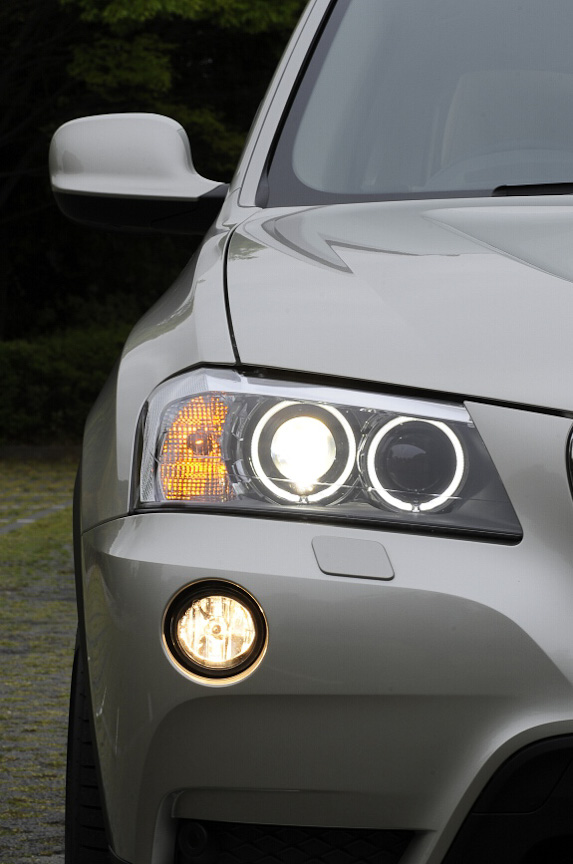ヘッドランプはバイキセノンヘッドライト＋円形のフォグライト。ターンシグナルランプもライトケースに一体化される