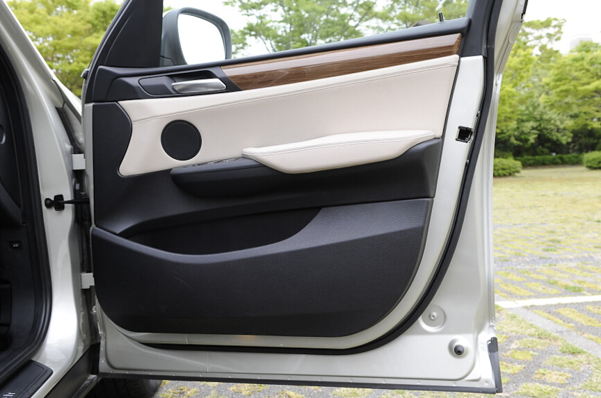 フロントドア。内張りはレザーとウッド