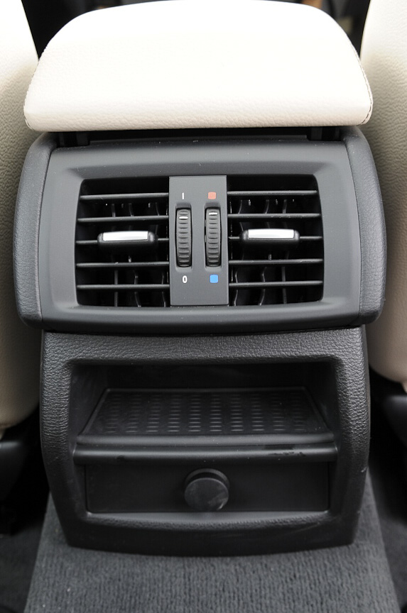 リアシートにもエアコン吹出し口があり、温度の調整ができる