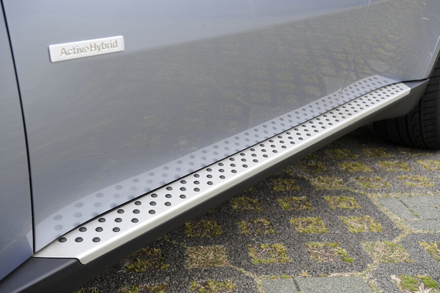 滑り止めのついたアルミニウムランニングボードを標準装備