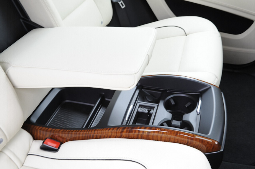 リアシートの中央にはアームレストのほかカップホルダーや灰皿などを装備