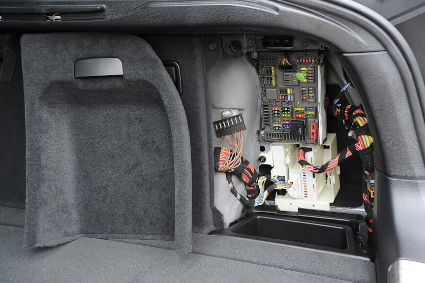 右側はヒューズボックス