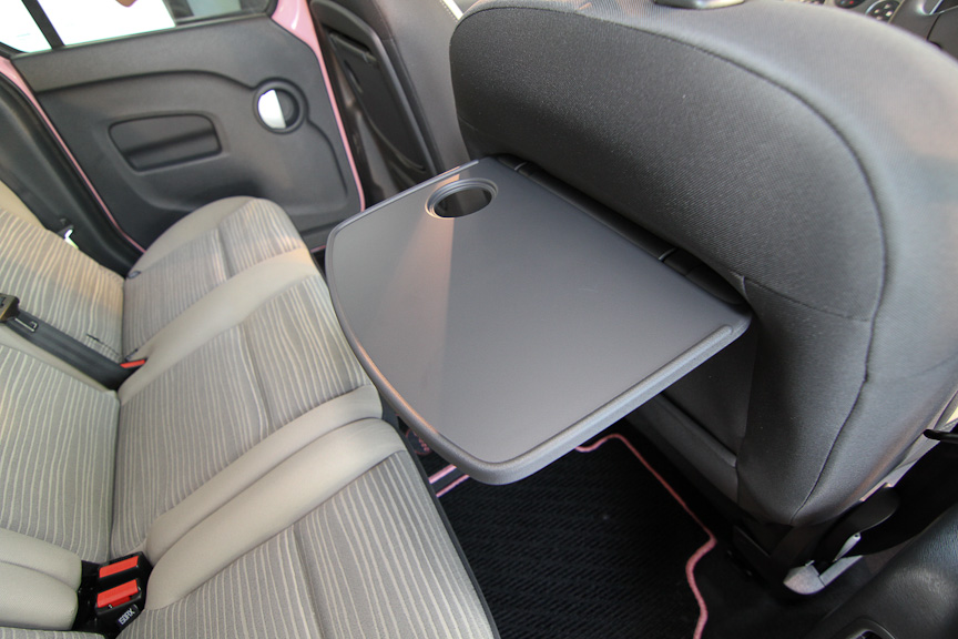 フロントシートバックに用意されるカップホルダー付きのテーブル