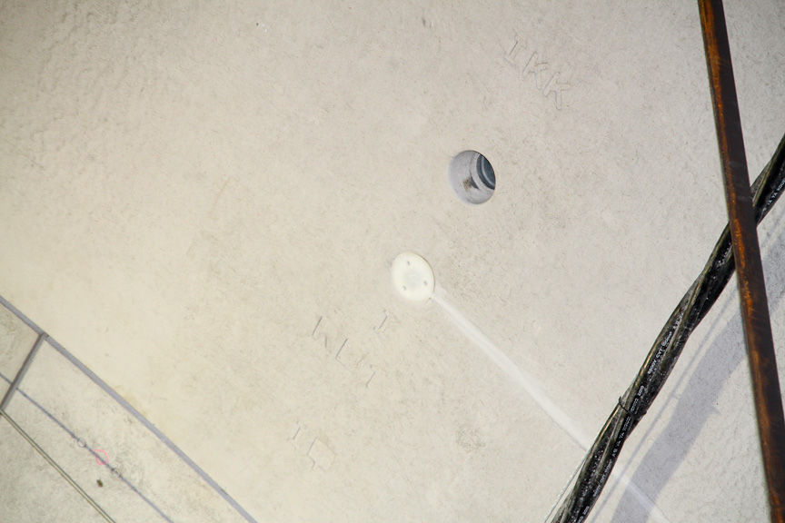 掘った穴とセグメントの間の10cm程度のすき間は、裏込を注入して埋める。白い部分が裏込を注入した穴だ