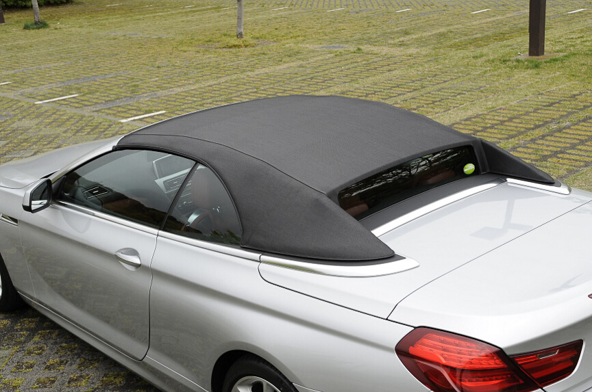 ソフトトップの開閉はフルオート。スイッチを押し続けるだけでロック解除などの操作は不要