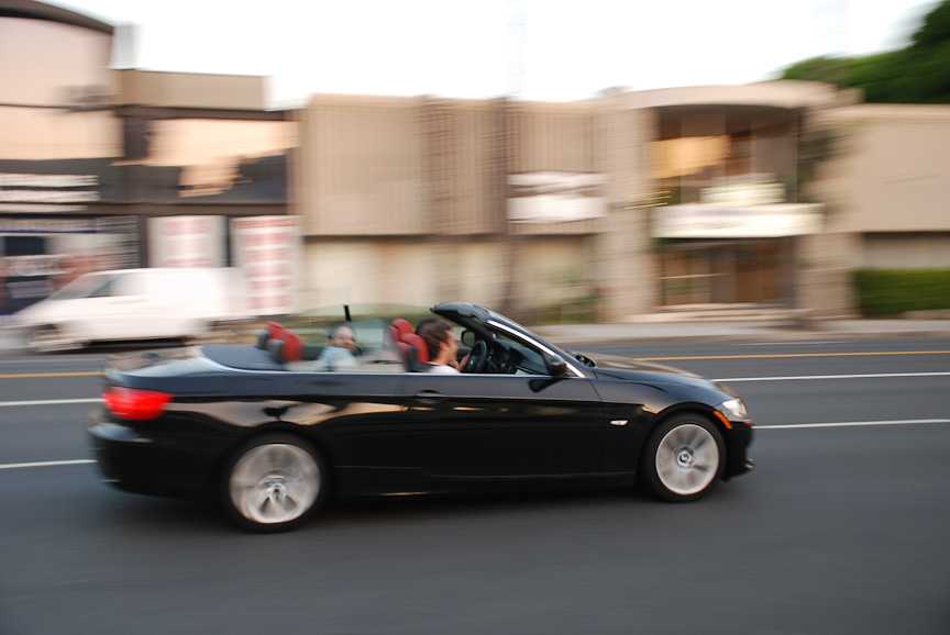 街で見かけたオープンカー、BMW 3シリーズのカブリオレ。欧州車はアウディやメルセデス、ジャガーやベントレーなど様々な大小のコンバーチブルを、探さずとも見かけることができた