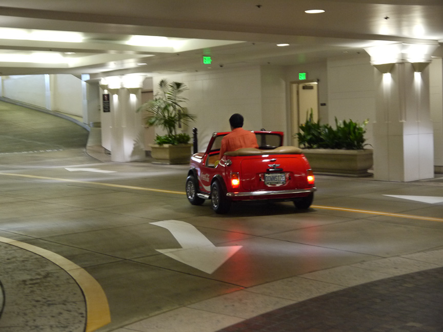 ビバリーヒルズの地下駐車場で見かけた、ユニークなMINIのオープン