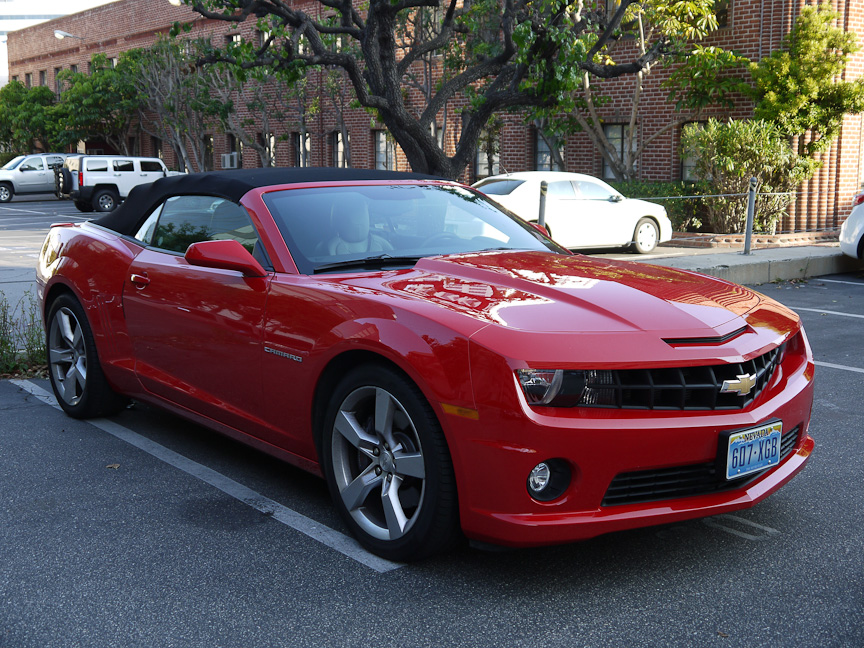 マスタングや写真のようなカマロなど、アメリカ車はわざわざご紹介するまでもなく、コンバーチブルも人気