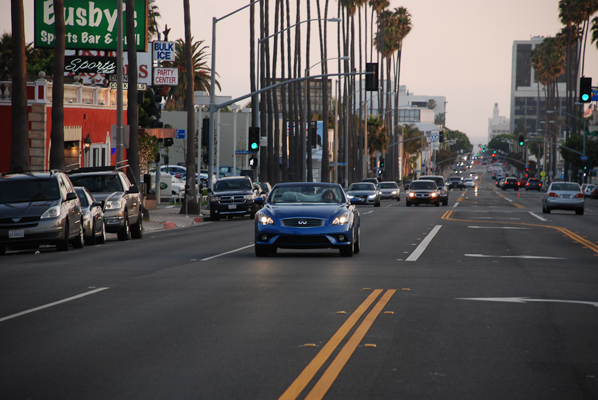 夕方のサンタモニカストリートを走るG37コンバーチブル