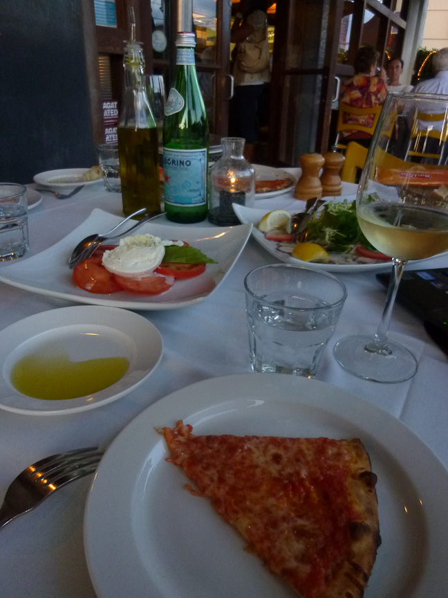 サンビセント通りと交差するバーリントン通りにある「Sor Tino」（ソルティーノ）というイタリアンレストランは、前菜からパスタ、お肉料理もヴォーノ！