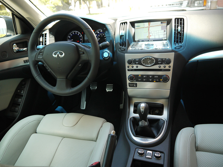 G37コンバーチブルはカッチリとしたボディに引き締まった骨太感のある乗り味がとても好印象だった。想像ではもっと硬い乗り心地を想像していたが、路面の悪いハイウエイでも滑らか