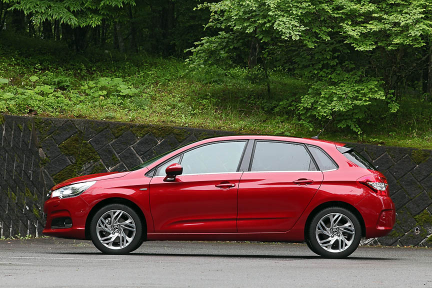 アーチ状のルーフラインはより直線的に改められたが、全高は先代よりも高められている。フロントの「ダブルシェブロン」はグリルと一体化されている。撮影車はエクスクルーシブ