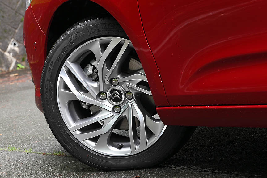 エクスクルーシブは17インチアルミホイールを標準で装備する