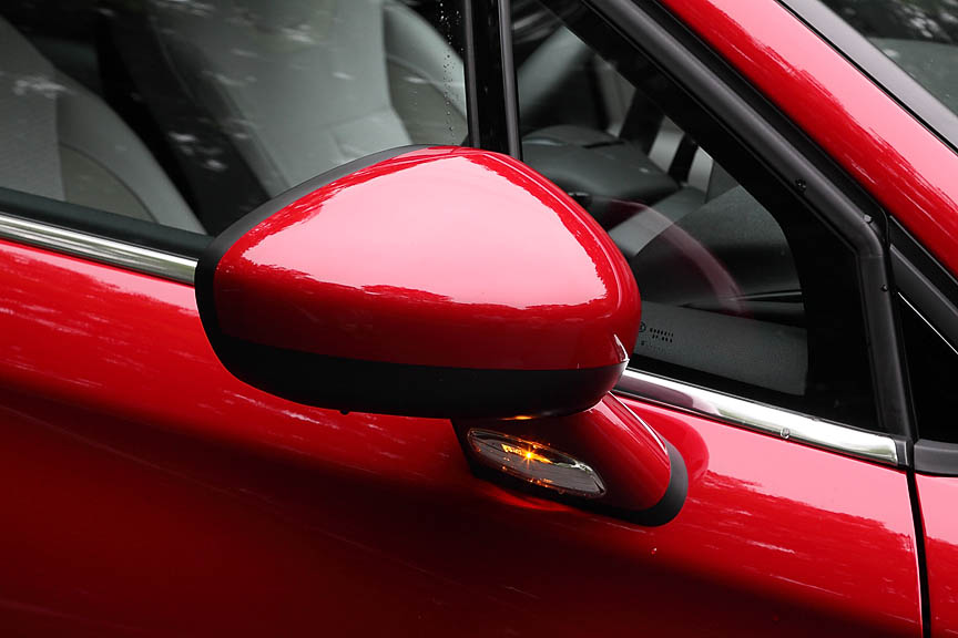 ターンシグナルランプはドアミラーの付け根に