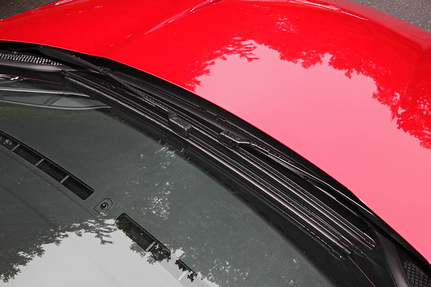 ワイパーは外側を支点に動くタイプ