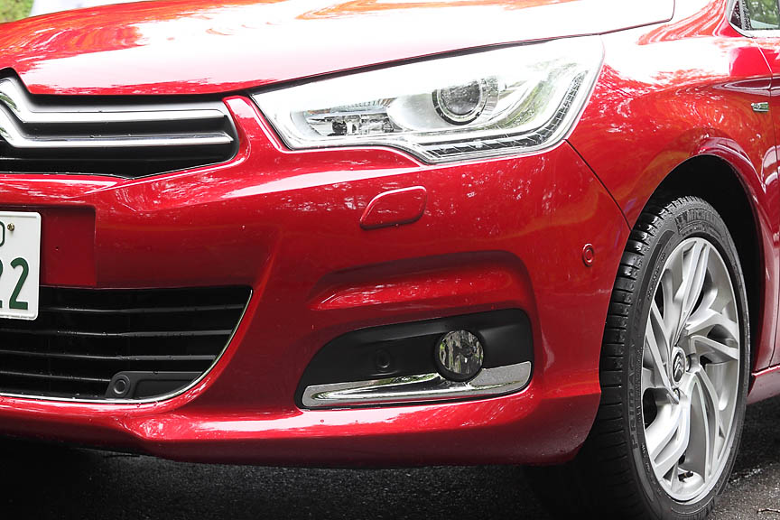 エクスクルーシブは前後にソナーを装備。セダクションは後のみとなる