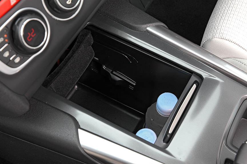 エクスクルーシブはシフトレバー前に大型のコンソールボックスを備える。