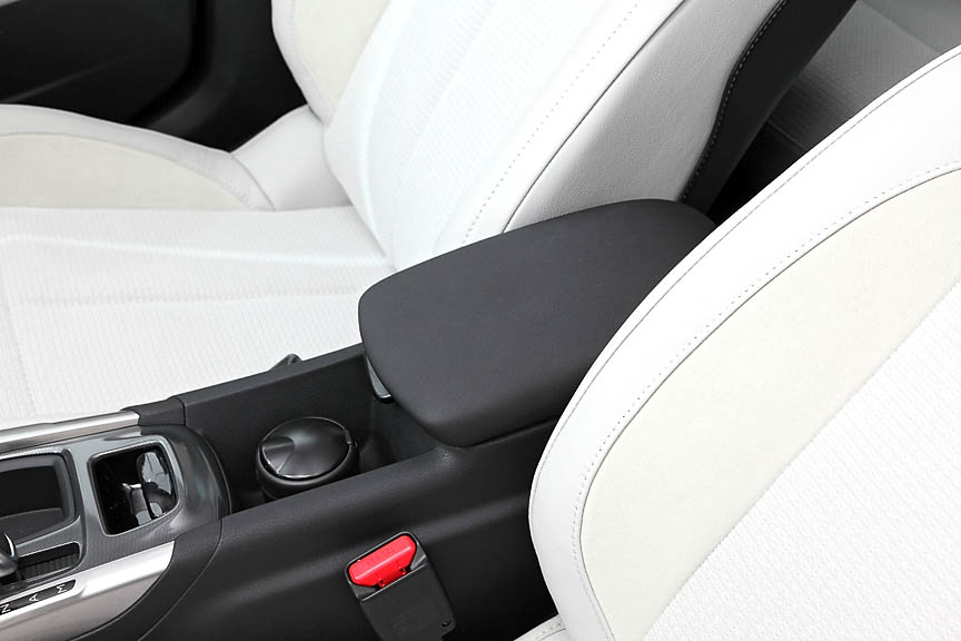 センターアームレストは前後にスライドし、その下に物入れを備える