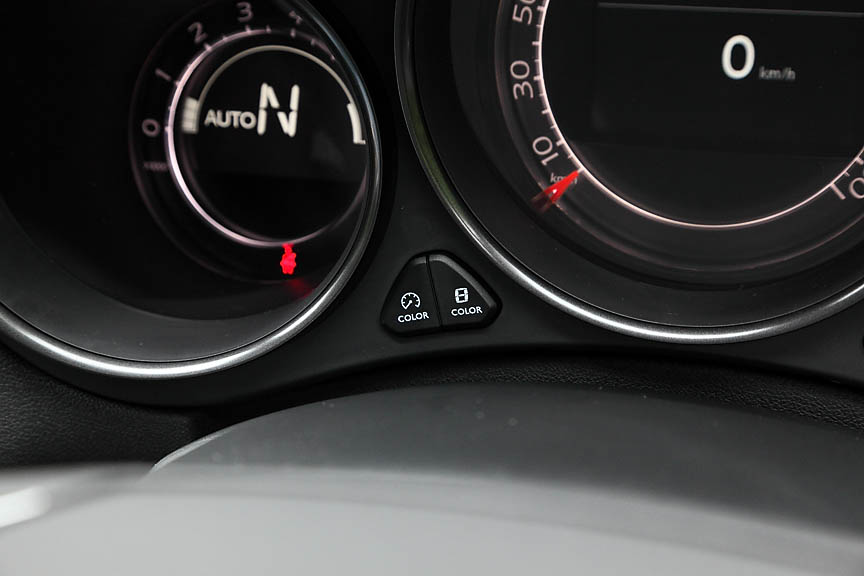 メーターパネルはスイッチによりスケールと内部の表示の色を5色に変えられる