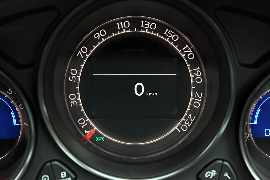 メーターパネル中央のインフォメーションディスプレイ