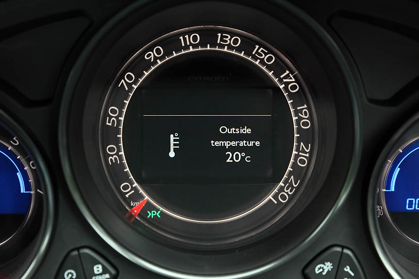 メーターパネル中央のインフォメーションディスプレイ