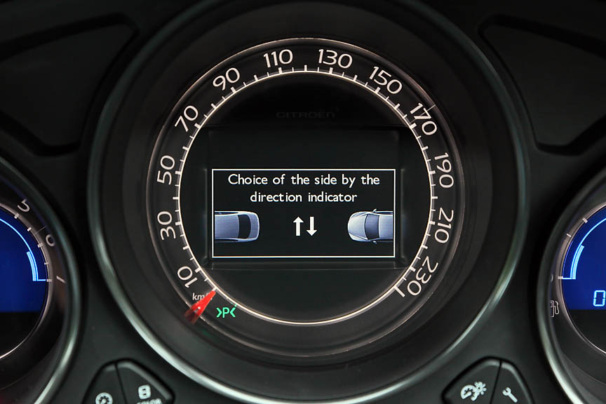 縦列駐車時に駐車できる間隔かどうかを測るパーキングスペースセンサー