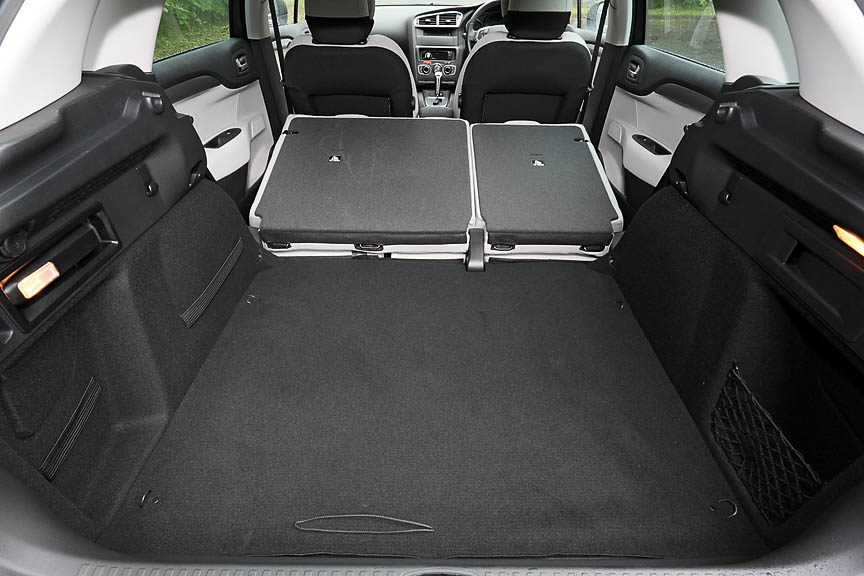 6：4の分割可倒式シート。セダクションはトランクスルーホールがない