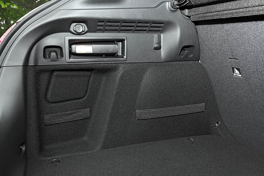 ラゲッジルーム左の照明は取り外してハンドライトとして使える