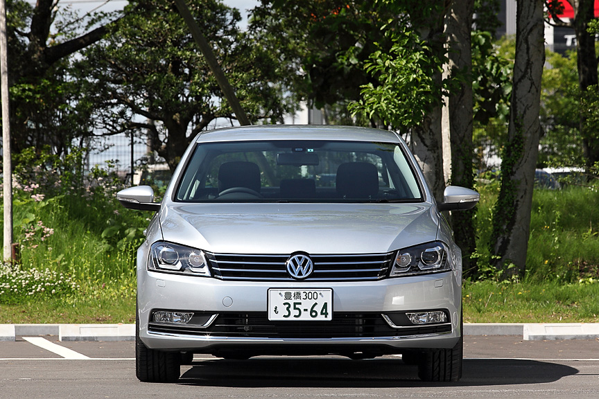 パサート TSIコンフォートライン。ボディーカラーはリフレックスシルバーメタリックでバイキセノンヘッドランプを装着する