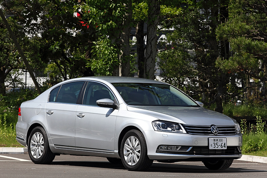 パサート TSIコンフォートライン。ボディーカラーはリフレックスシルバーメタリックでバイキセノンヘッドランプを装着する