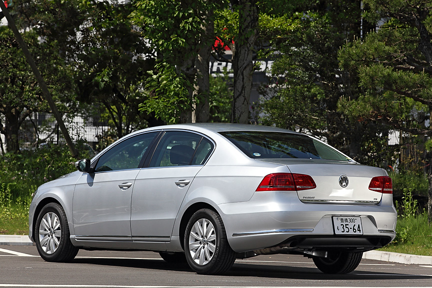 パサート TSIコンフォートライン。ボディーカラーはリフレックスシルバーメタリックでバイキセノンヘッドランプを装着する