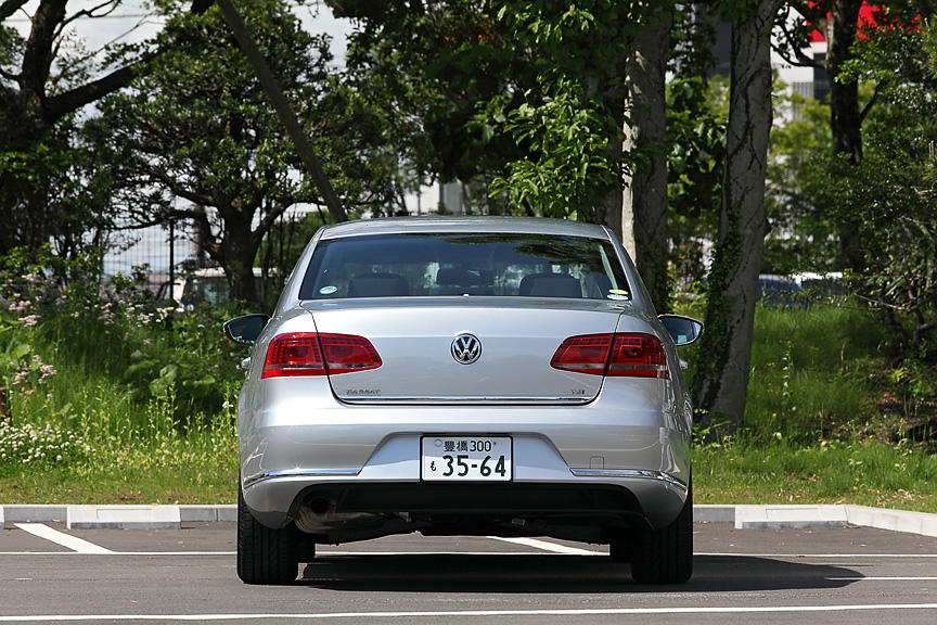 パサート TSIコンフォートライン。ボディーカラーはリフレックスシルバーメタリックでバイキセノンヘッドランプを装着する