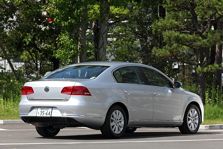 パサート TSIコンフォートライン。ボディーカラーはリフレックスシルバーメタリックでバイキセノンヘッドランプを装着する