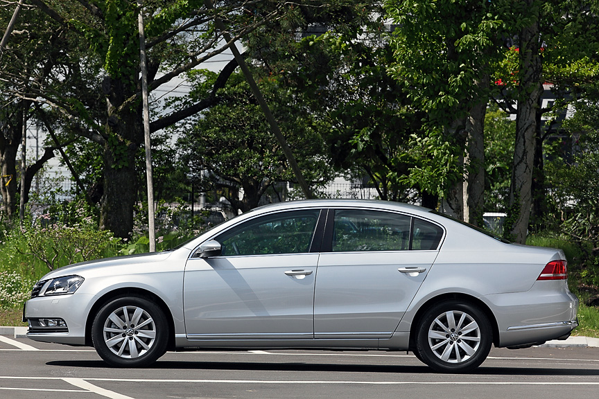 パサート TSIコンフォートライン。ボディーカラーはリフレックスシルバーメタリックでバイキセノンヘッドランプを装着する