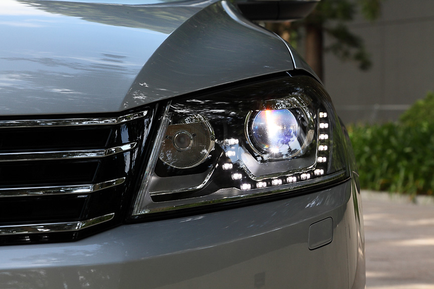オプションのバイキセノンヘッドランプは4灯に見えるが、外型がライト、内側がターンシグナルランプとなる。LEDのポジションランプが特徴的