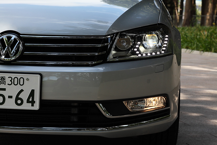 フォグランプをバンパー側に装着。フォグランプの内側はコーナリングライトでステアリングの操舵角に応じて照射角を変える