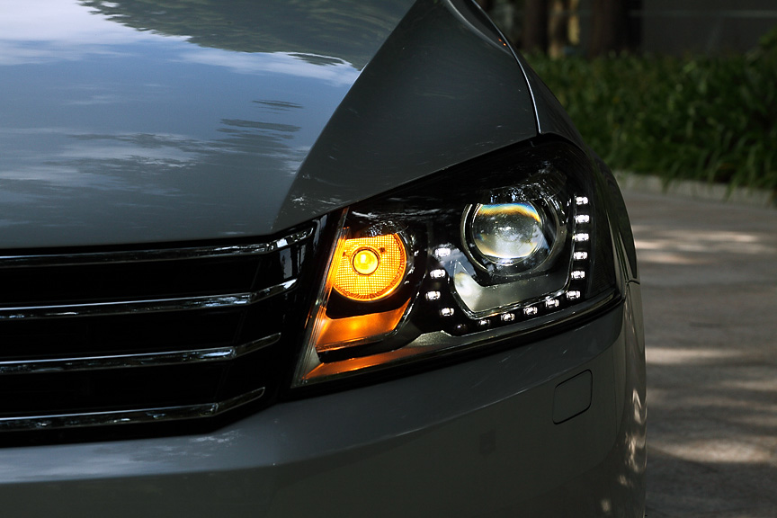 フォグランプをバンパー側に装着。フォグランプの内側はコーナリングライトでステアリングの操舵角に応じて照射角を変える