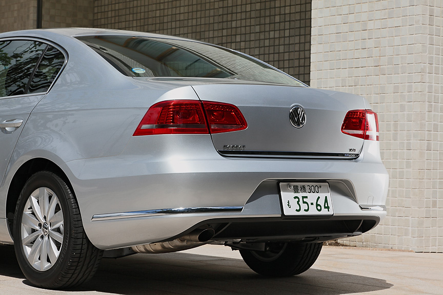 テールのコンビネーションランプはワイド感を演出するデザイン