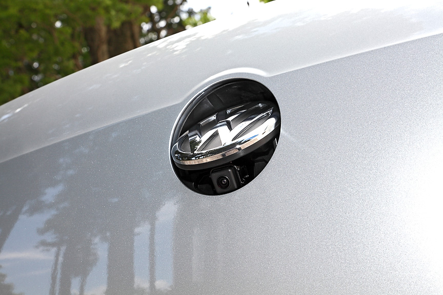 セダンのパサートではVWエンブレムからリアビューカメラが出てくる構造