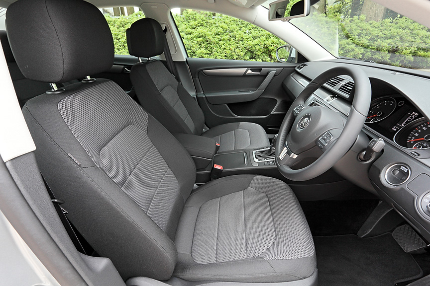 TSIコンフォートラインはファブリックシートを装着。パワーシートは運転席のみ。内装カラーはボディーカラーに関わらずブラックのみとなる