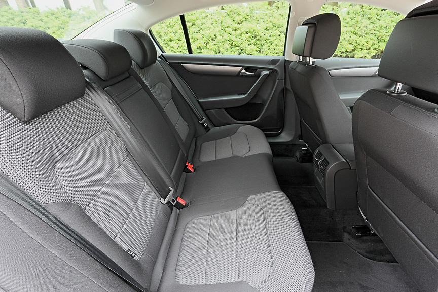 TSIコンフォートラインはファブリックシートを装着。パワーシートは運転席のみ。内装カラーはボディーカラーに関わらずブラックのみとなる