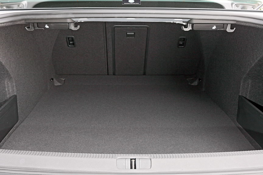 奥行きがあり、リアシートにトランクスルーのあるトランクルーム