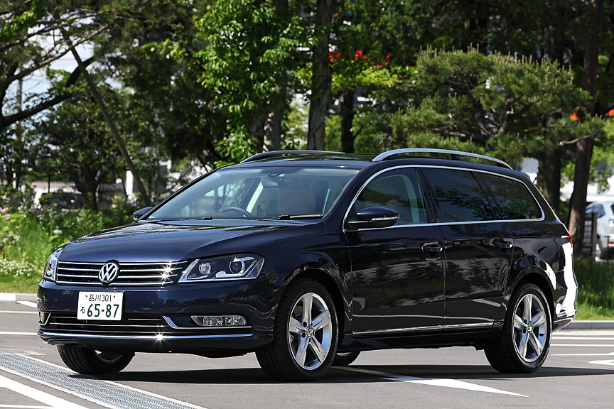 パサート ヴァリアント TSIハイライン。ボディーカラーはナイトブルーメタリックでバイキセノンヘッドランプを装着。ワゴンタイプとセダンタイプの全長は同一だが、重量はプラス40kgとなる