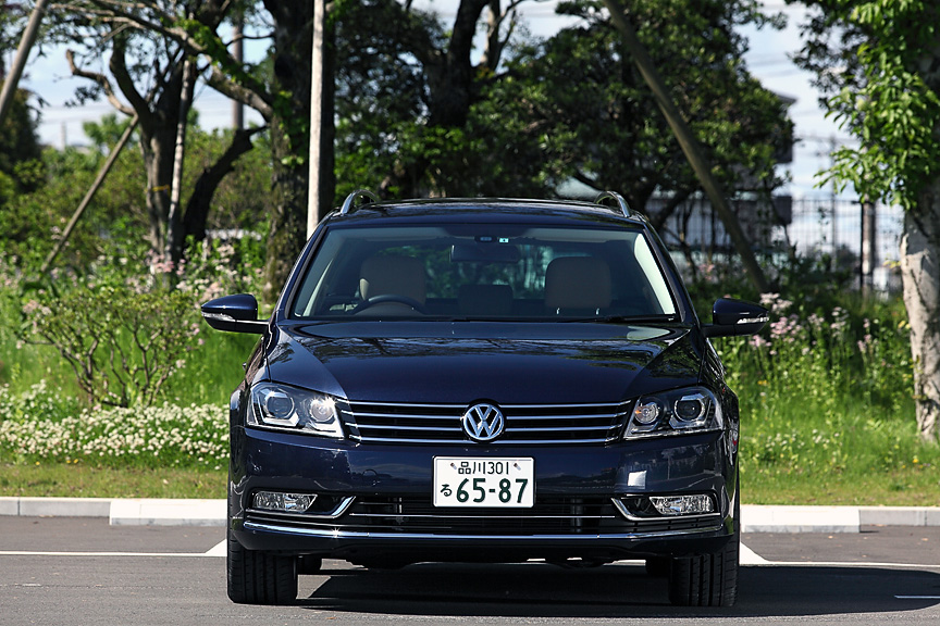 パサート ヴァリアント TSIハイライン。ボディーカラーはナイトブルーメタリックでバイキセノンヘッドランプを装着。ワゴンタイプとセダンタイプの全長は同一だが、重量はプラス40kgとなる