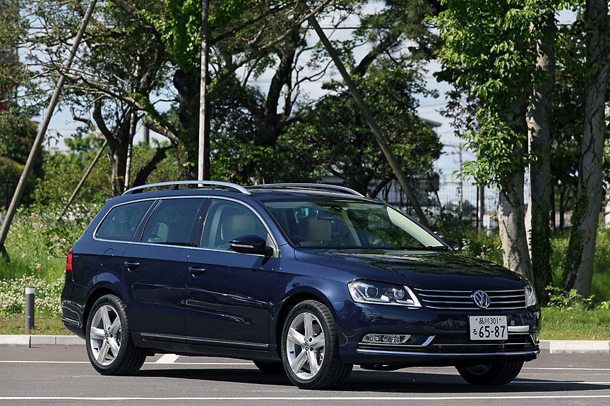 パサート ヴァリアント TSIハイライン。ボディーカラーはナイトブルーメタリックでバイキセノンヘッドランプを装着。ワゴンタイプとセダンタイプの全長は同一だが、重量はプラス40kgとなる